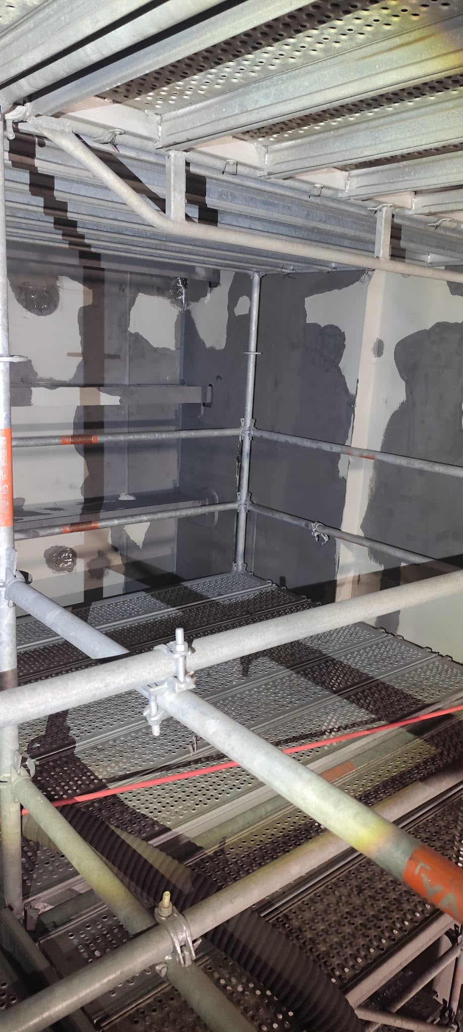 İskele üzerinde raspaya hazırlanmış gemi iç yüzeyi
